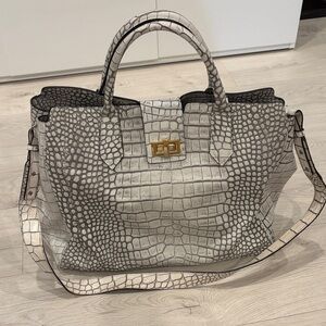 Chic Crocodile-Embossed Tote Bag in Black and Cream